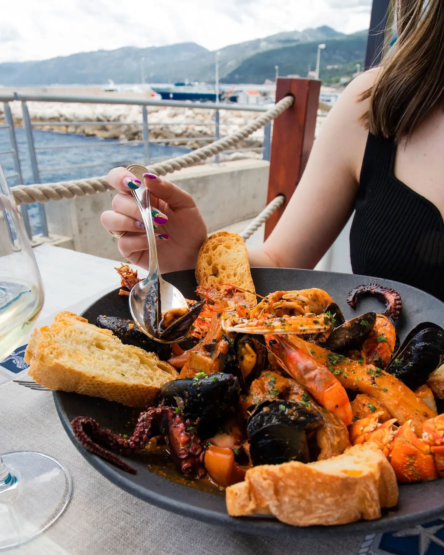 Zuppa di pesce servita fronte mare a Cala Gonone